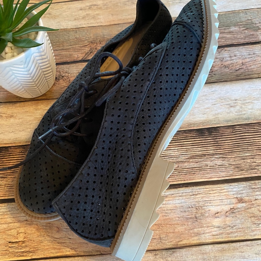 CLARKS Somerset Black Leather Perforated Flats 10 - Picture 4 of 6